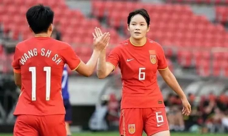 中国女足球员在比赛中势不可挡
