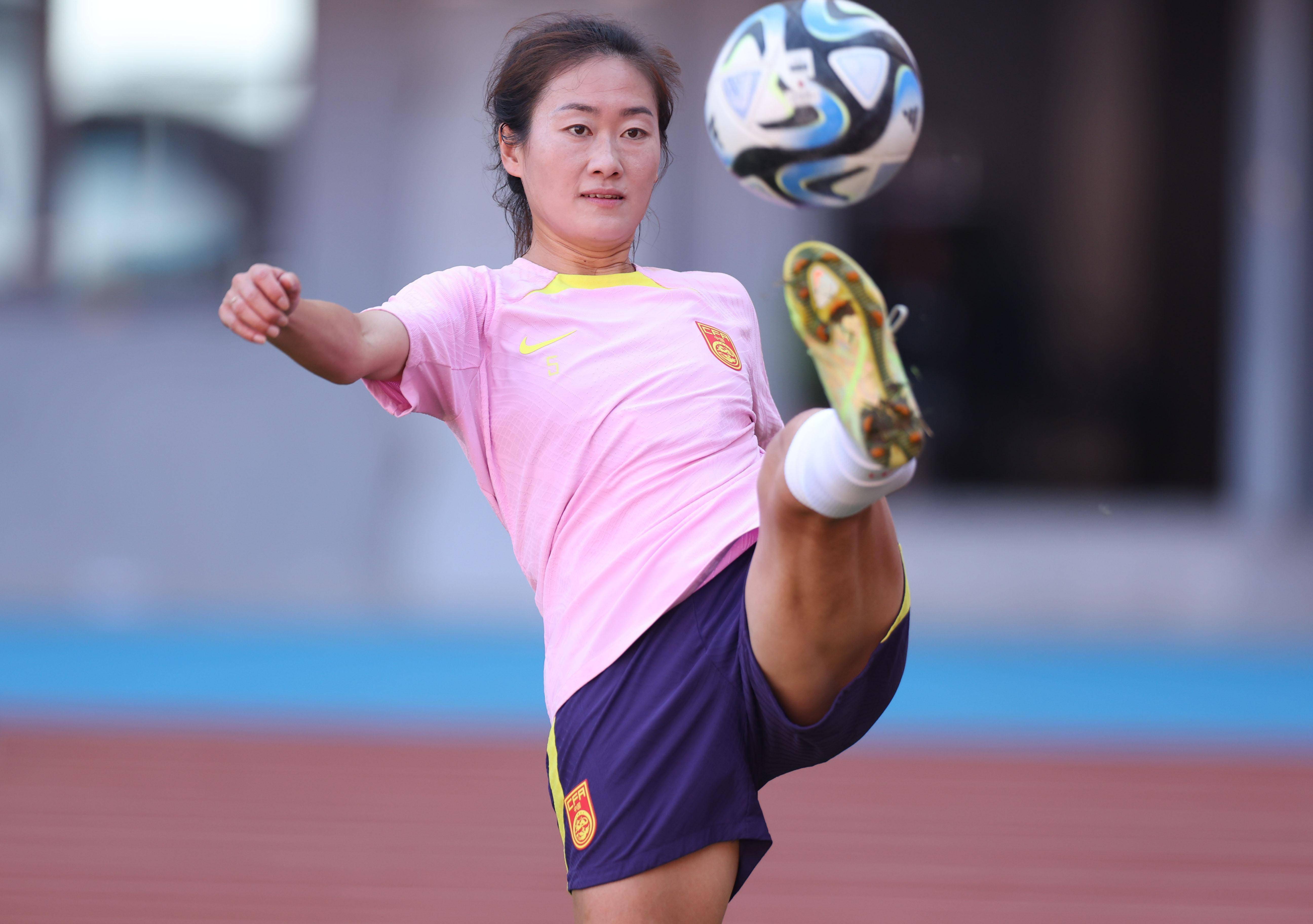 中国女足球员在比赛中势不可挡