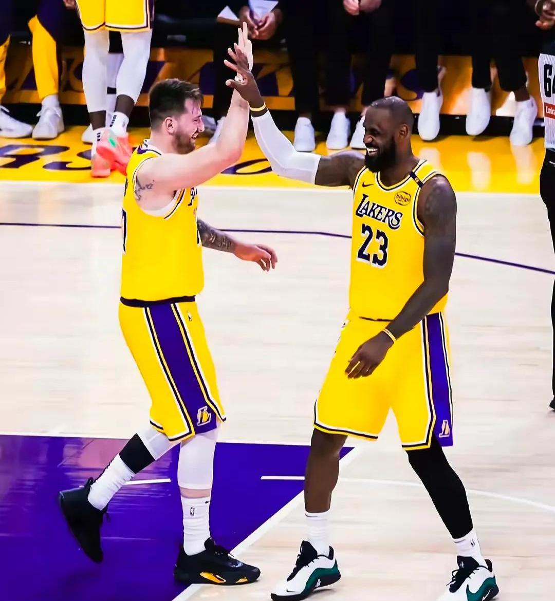 詹姆斯对决小卡特队,湖人主场取胜 詹姆斯对决小卡特队,湖人主场取胜