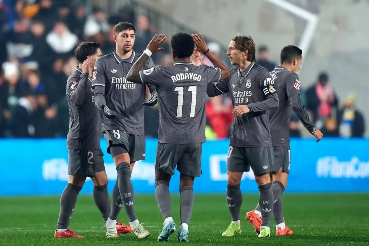 皇马三连败,戴帽巴萨独占榜首位置 皇马三连败,戴帽巴萨独占榜首位置