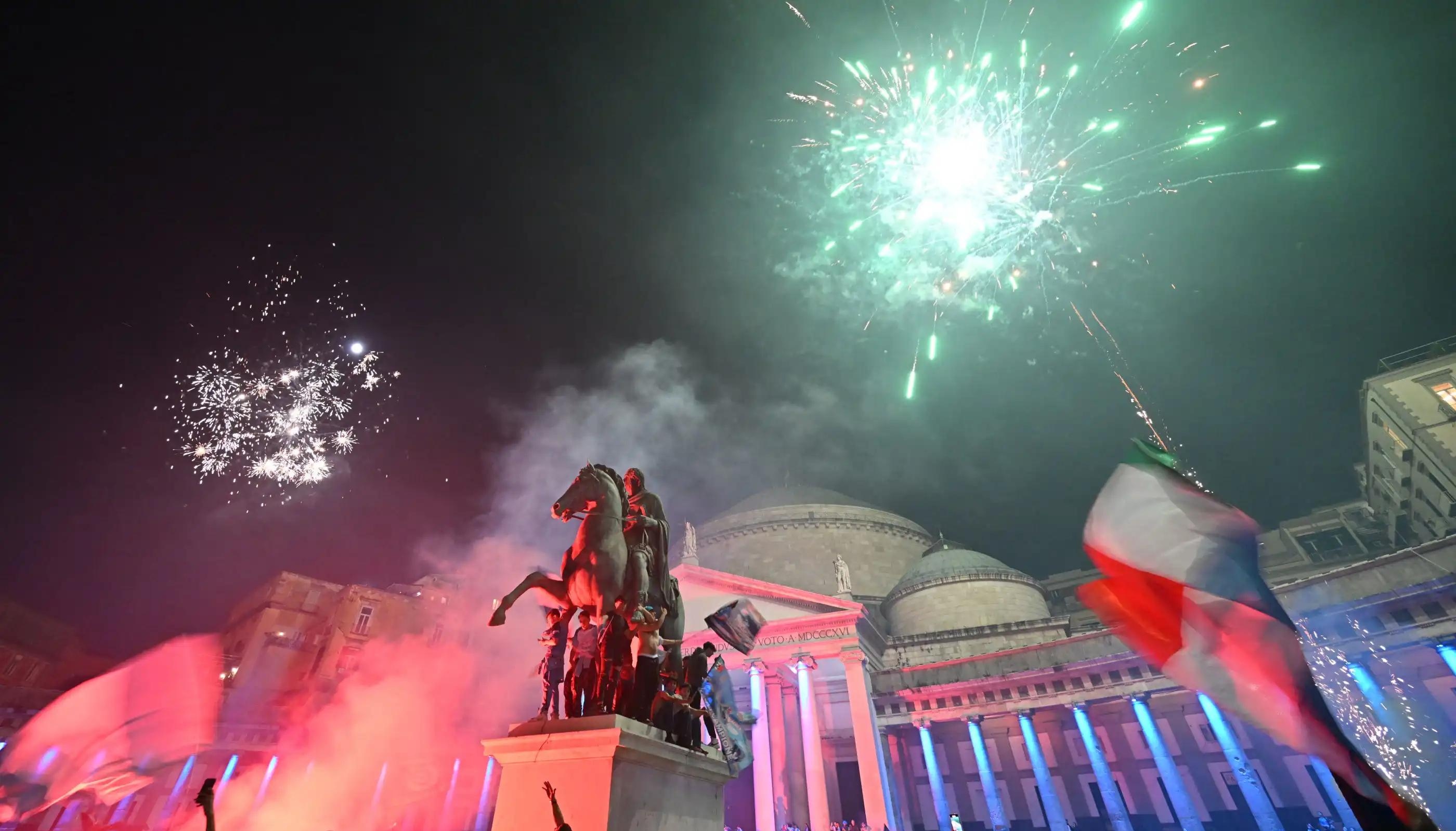 卡利亚里主场比赛放炮庆祝取胜