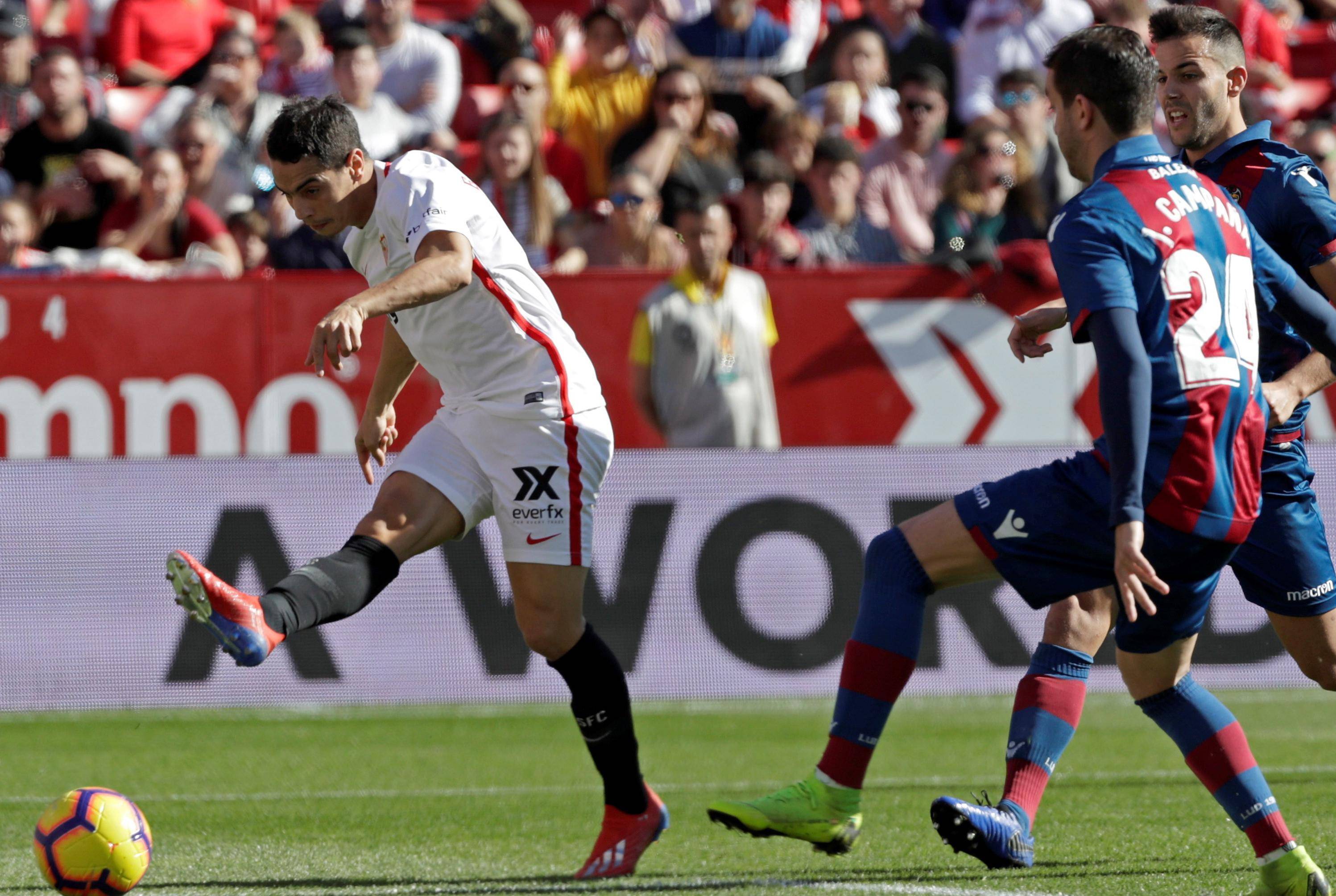 塞维利亚队员在场上表现出色 塞维利亚队员在场上表现出色