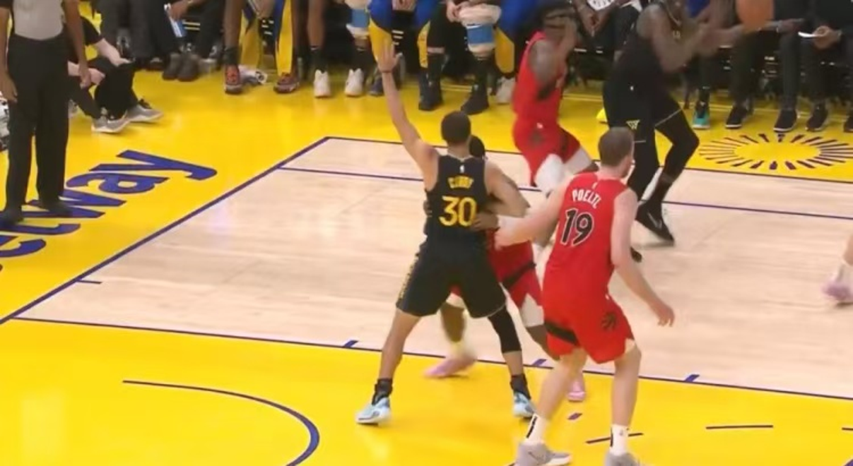 勇士击败热火,库里砍下30+6 勇士击败热火,库里砍下30+6