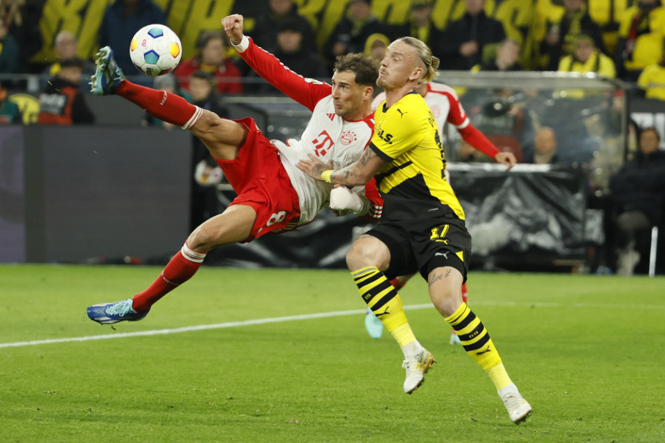 关于拜仁慕尼黑击败多特蒙德，提前三轮获得德甲冠军的信息