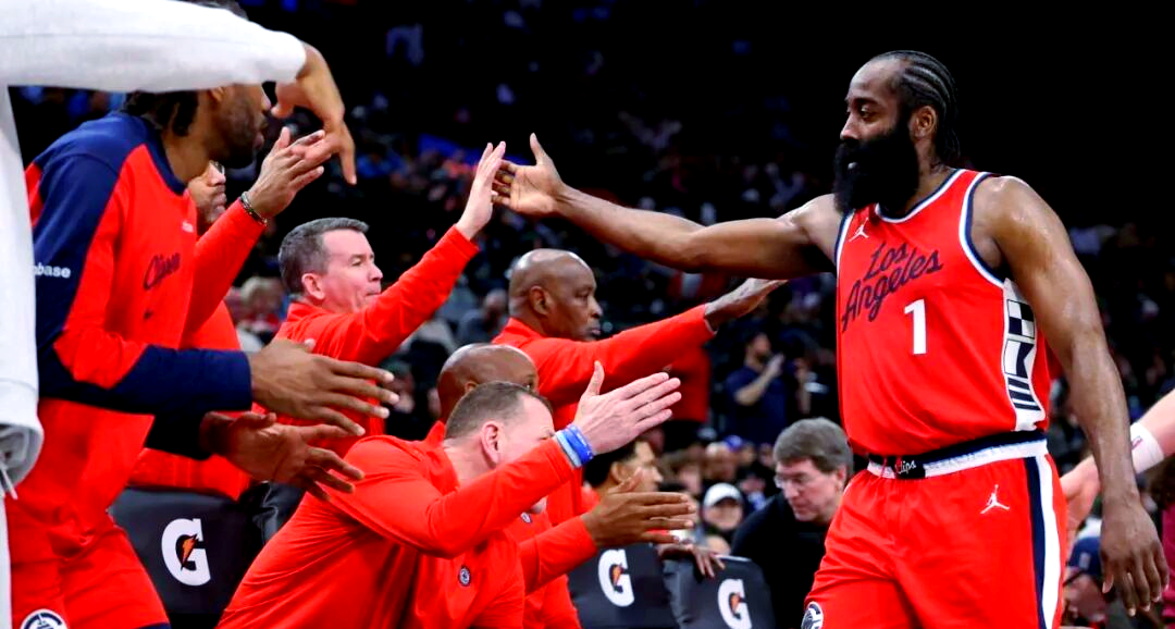 快船击败雄鹿强势升至东部前四 快船击败雄鹿强势升至东部前四