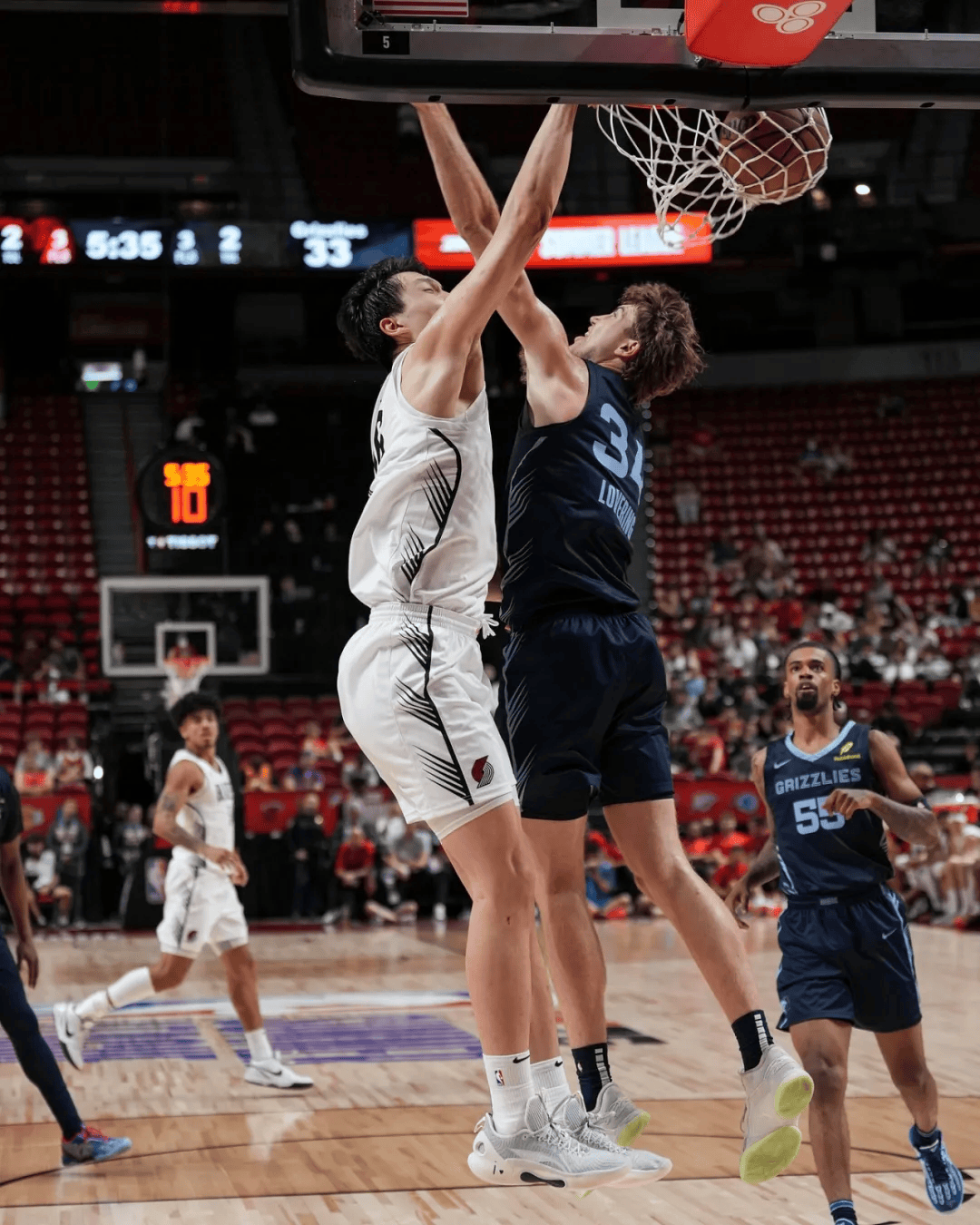 卡梅罗暴扣鹈鹕,开拓者客场击败灰熊,系列赛2-1领先 卡梅罗暴扣鹈鹕,开拓者客场击败灰熊,系列赛2-1领先